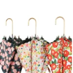 Parapluies motif floral : fleurs roses sur noir, fleurs pastel sur clair et grandes fleurs rouges sur vert, élégance et style.