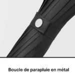Parapluie homme noir avec manche en bois et boucle en métal, alliant élégance, robustesse et design raffiné de la collection.