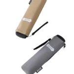 Deux parapluies pliables chic Paraluieo, beige et gris, avec étiquettes visibles, produits élégants et pratiques pour toutes saisons.