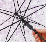 Parapluie transparent à motif floral violet élégant, structure visible et poignée, parfait pour un style raffiné par temps de pluie.