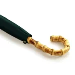 Parapluie homme élégant avec manche canne en bambou, toile verte chic, idéal pour se protéger de la pluie avec style.