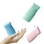 Parapluies compacts pastel (bleu, vert, rose) flottant au-dessus d'une main, design élégant et pratique pour un usage quotidien.