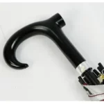 Poignée élégante et courbée du parapluie canne noir avec béquille antidérapante, idéale pour protection pluie et design raffiné.