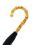 Parapluie homme élégant avec manche en bambou naturel et poignée noire classique idéale pour un style raffiné et pratique.