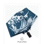 Parapluie pliable bleu marine, motif ondulations blanches évoquant pluie et vagues, 8 baleines, pratique contre intempéries.