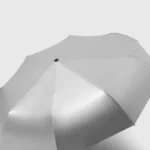 Parapluie anti-UV coloré argenté, ouvert, design élégant et protecteur, idéal pour se protéger des rayons du soleil avec style.