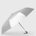 Parapluie anti-UV coloré avec toile argentée et tige noire, alliant style et protection, parfait pour la pluie et le soleil.