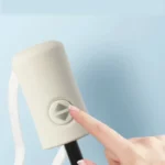 Parapluie anti-UV pliant avec ouverture automatique, poignée ergonomique grise, design pratique et élégant, sur fond bleu.