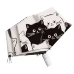 Parapluie automatique pliable avec motifs de chats noirs sur fond clair, pratique et élégant pour une protection stylée.