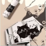Parapluie automatique motif chats noirs et blancs sur fond beige, design élégant, idéal pour un look ludique les jours de pluie.