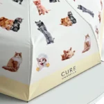 Parapluie automatique chaton avec motifs de chats amusants et logo CURE UMBRELLA, polyvalent et stylé pour les amoureux des félins.