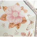 Parapluie automatique élégant à motifs floraux avec grande fleur rose, feuilles, papillons et petites fleurs sur fond clair.