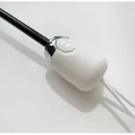 Manche blanc-argent d'un parapluie automatique élégant avec bouton et cordon, idéal pour un style raffiné et pratique.