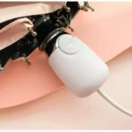 Mécanisme élégant du parapluie automatique avec bouton blanc et cordon, design moderne, fond rose doux, style [Collection].