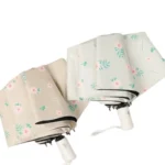 Parapluies pliés automatiques floraux, beige à fleurs roses et vert clair, élégants et pratiques, parfaits pour toutes saisons.