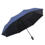 Parapluie automatique bicolore bleu et noir, élégant et pratique, ouvert pour vous protéger efficacement de la pluie.