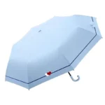Parapluie bleu clair bordé de bleu avec motif de cœurs rouges, élégant et tendance, parfait pour toutes les saisons.