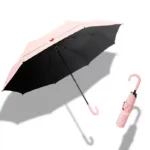 Parapluie rose et noir avec double cœur, compact et élégant, parfait pour allier style et praticité sous la pluie.