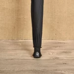 Parapluie canne noir élégant avec baleines robustes, design raffiné, parfait pour compléter votre style et vous protéger de la pluie.
