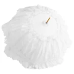 Parapluie blanc élégant avec design froncé, mât en bois classique. Style raffiné pour rester chic sous la pluie.