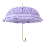 Parapluie canne élégant violet avec volants, accessoire chic et pratique, idéal pour affronter la pluie avec style et raffinement.