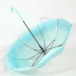 Parapluie cloche transparent bleu pliable, élégant et pratique pour une protection efficace contre la pluie, style moderne.