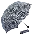 Parapluie cloche design zèbre noir et blanc ouvert avec housse de rangement, élégant et tendance pour se protéger de la pluie.