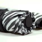 Parapluie cloche zèbre noir et blanc au motif rayé élégant, parfait pour protéger avec style sous un design moderne.