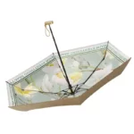 Parapluie de luxe vintage avec motifs floraux blancs sur fond bleu, inscription Made Everlasting Beauty, élégant et fonctionnel.