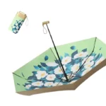 Parapluie de luxe intérieur vintage avec motif floral, élégant et pratique, accompagné d'une pochette assortie pour un style raffiné.
