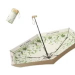 Parapluie de luxe vintage avec motifs floraux, poignée dorée et housse assortie, alliant élégance et protection contre la pluie.