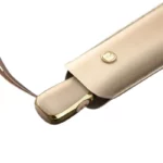 Parapluie de luxe minimaliste beige avec finition dorée, logo Paraluieo visible, parfait pour un style élégant et raffiné.