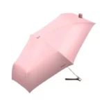 Parapluie de luxe minimaliste en rose, design moderne et élégant, accessoire tendance parfait pour vous abriter de la pluie.