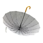 Parapluie élégant à carreaux noir et blanc, ouvert avec manche en bois, idéal pour un style sophistiqué et intemporel.