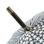 Parapluie élégant collection, motif pied-de-poule, tige métal, haute qualité, idéal contre la pluie avec style et durabilité.