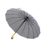 Parapluie élégant noir et blanc à motifs carreaux, poignée en bois, accessoire chic et pratique pour toute saison.
