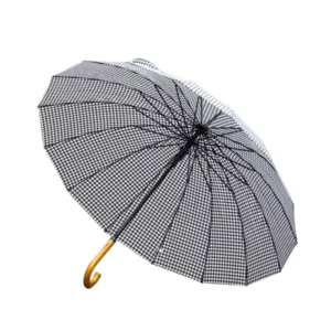 Parapluie élégant noir et blanc à motifs carreaux, poignée en bois, accessoire chic et pratique pour toute saison.