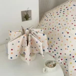 Parapluie femme à pois coloré, accessoire chic et pratique, ambiance joyeuse et élégante pour affronter la pluie avec style.