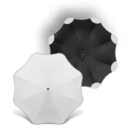 Parapluie femme chic, design élégant noir et blanc, accessoire mode raffiné pour protection stylée contre la pluie.