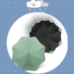 Parapluie femme chic, collections élégantes, vert et noir, fond bleu avec pluie et nuages souriants, accessoire mode pratique.