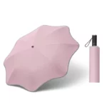 Parapluie femme chic rose déplié avec manchon, accessoire élégant et pratique pour se protéger de la pluie avec style.