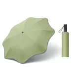 Parapluie vert chic pour femme, design élégant avec housse assortie, alliant style et praticité pour les journées pluvieuses.