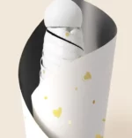 Parapluie femme cœur élégant, design minimaliste avec détails dorés, parfait pour un style moderne et raffiné.