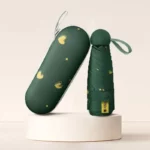 Parapluie femme cœur compact et vert avec motifs élégants, parfait pour la pluie et ajouter une touche de style.