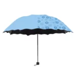 Parapluie femme coloré, élégant avec motif bleu clair et flocons de neige, idéal pour allier style et protection contre la pluie.
