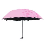 Parapluie femme coloré avec motifs floraux, alliant style et praticité, idéal pour une protection élégante par temps de pluie.