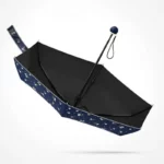 Parapluie femme léger bleu marine à motifs floraux, élégant et pratique, parfait pour se protéger de la pluie avec style.