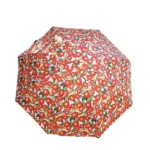 Parapluie floral rouge sur fond blanc, élégant et pratique, parfait pour égayer les journées pluvieuses avec style et originalité.