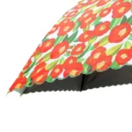 Parapluie floral coloré avec fleurs rouges et feuilles vertes sur fond blanc, parfait pour un style chic et protection contre la pluie.