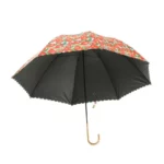 Parapluie floral élégant rouge et noir avec poignée crochet, accessoire stylé pour la pluie et issu de la collection unique.